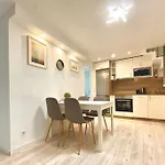 Cozy 3 Bedrooms Home At Center