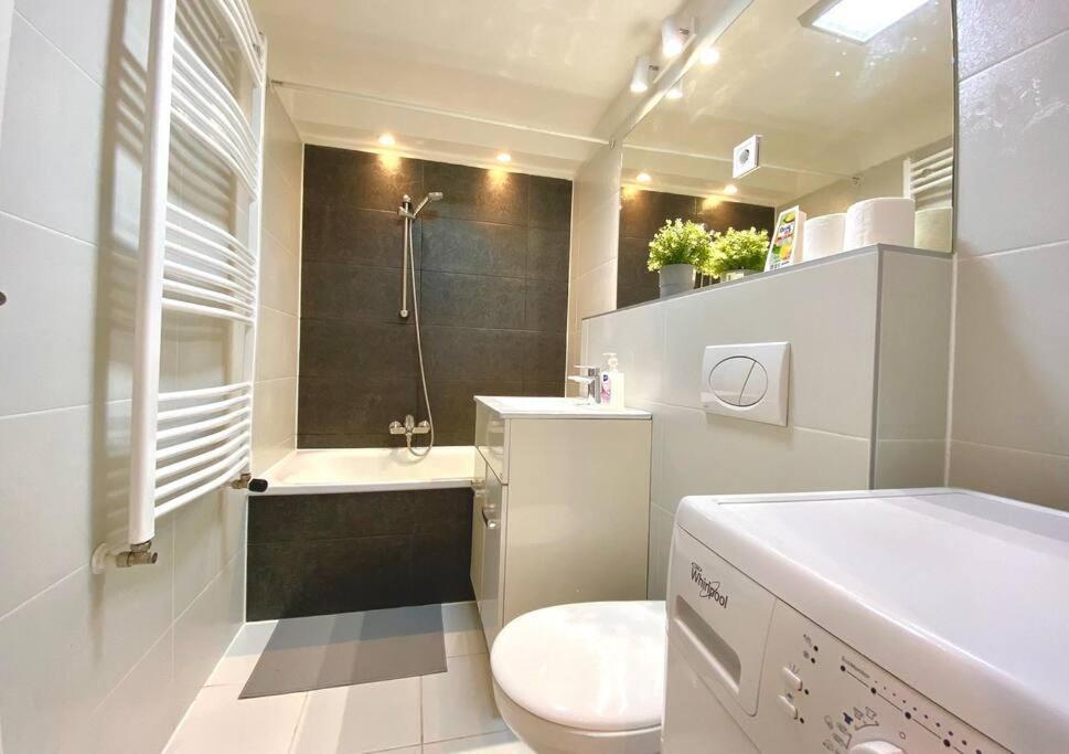Cozy 3 Bedrooms At Center Apartment *